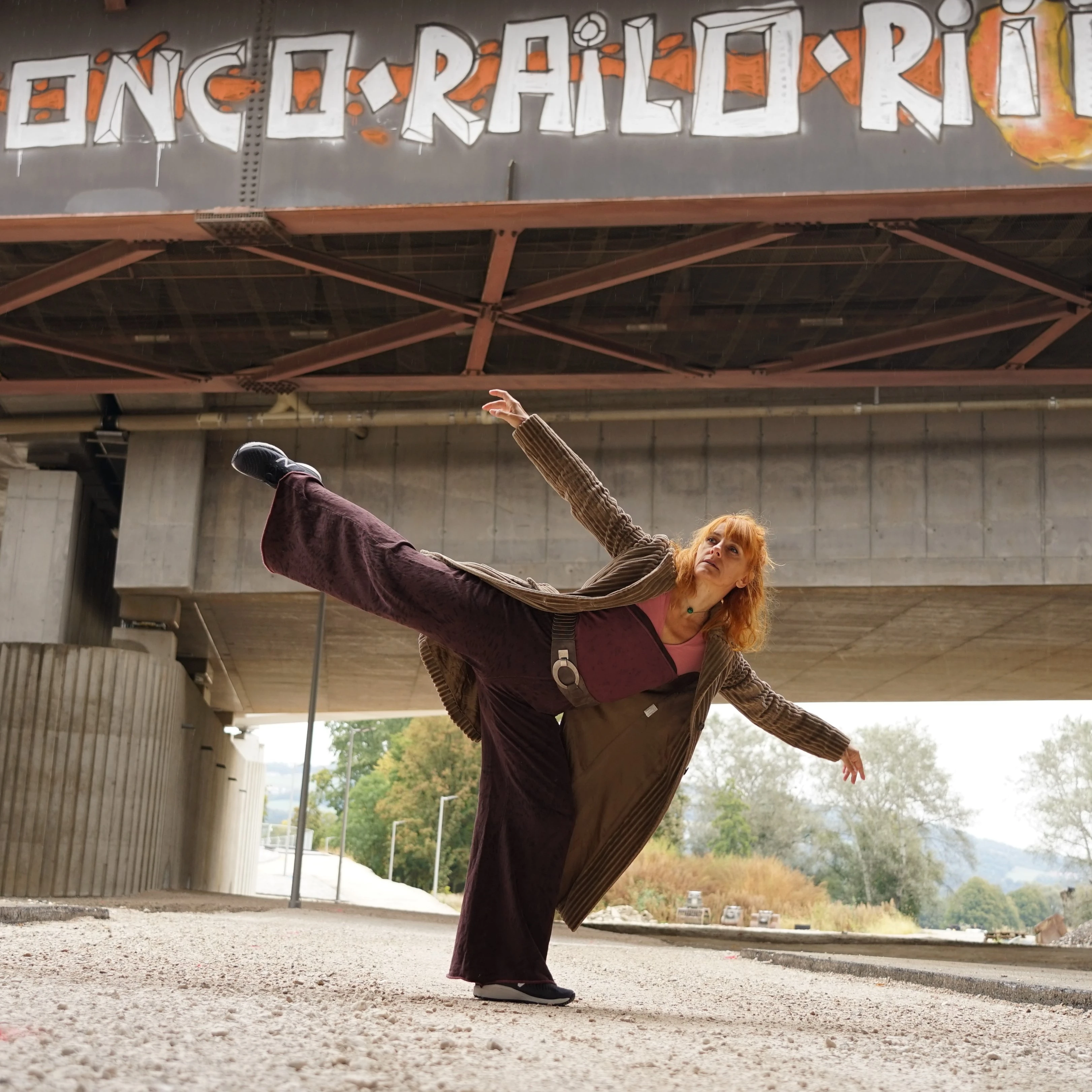 Bild von Doris Jungbauer in einer Qigong Pose