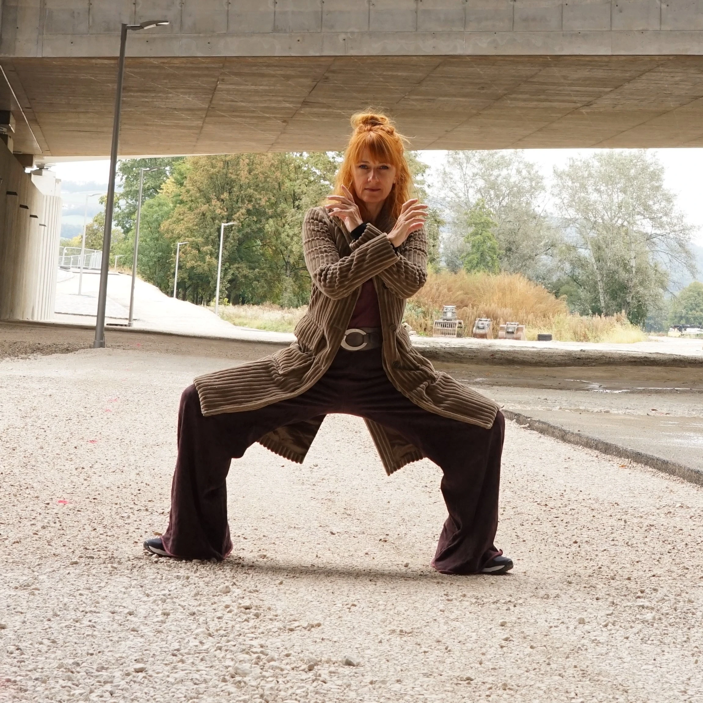 Bild von Doris Jungbauer in einer Qigong Pose