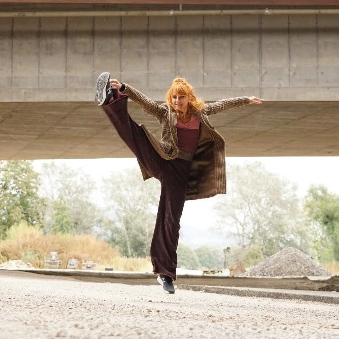 Bild von Doris Jungbauer in einer Qigong Pose